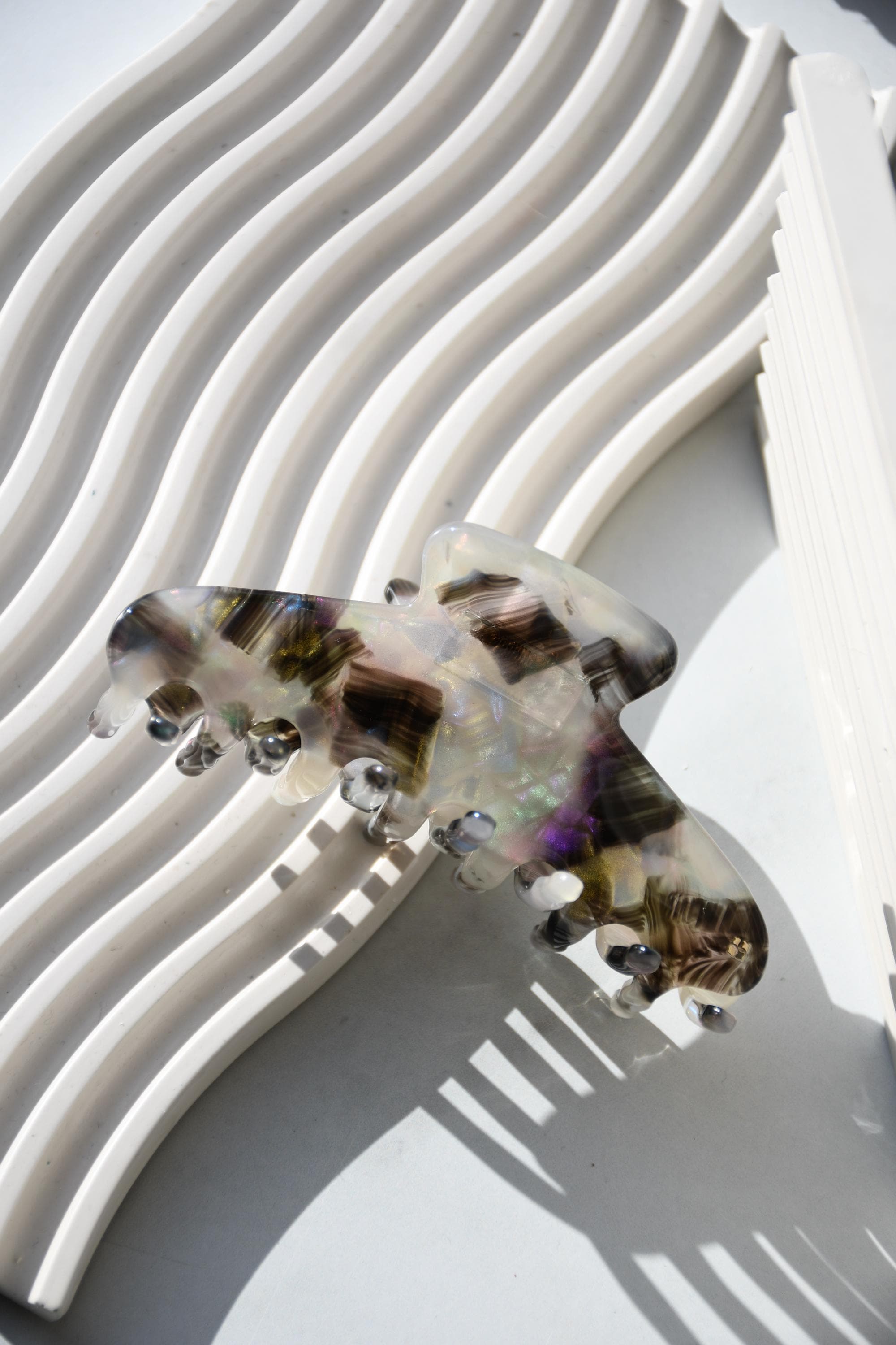 Oval Wave Claw in Tuxedo - All Acetate Hair Claw