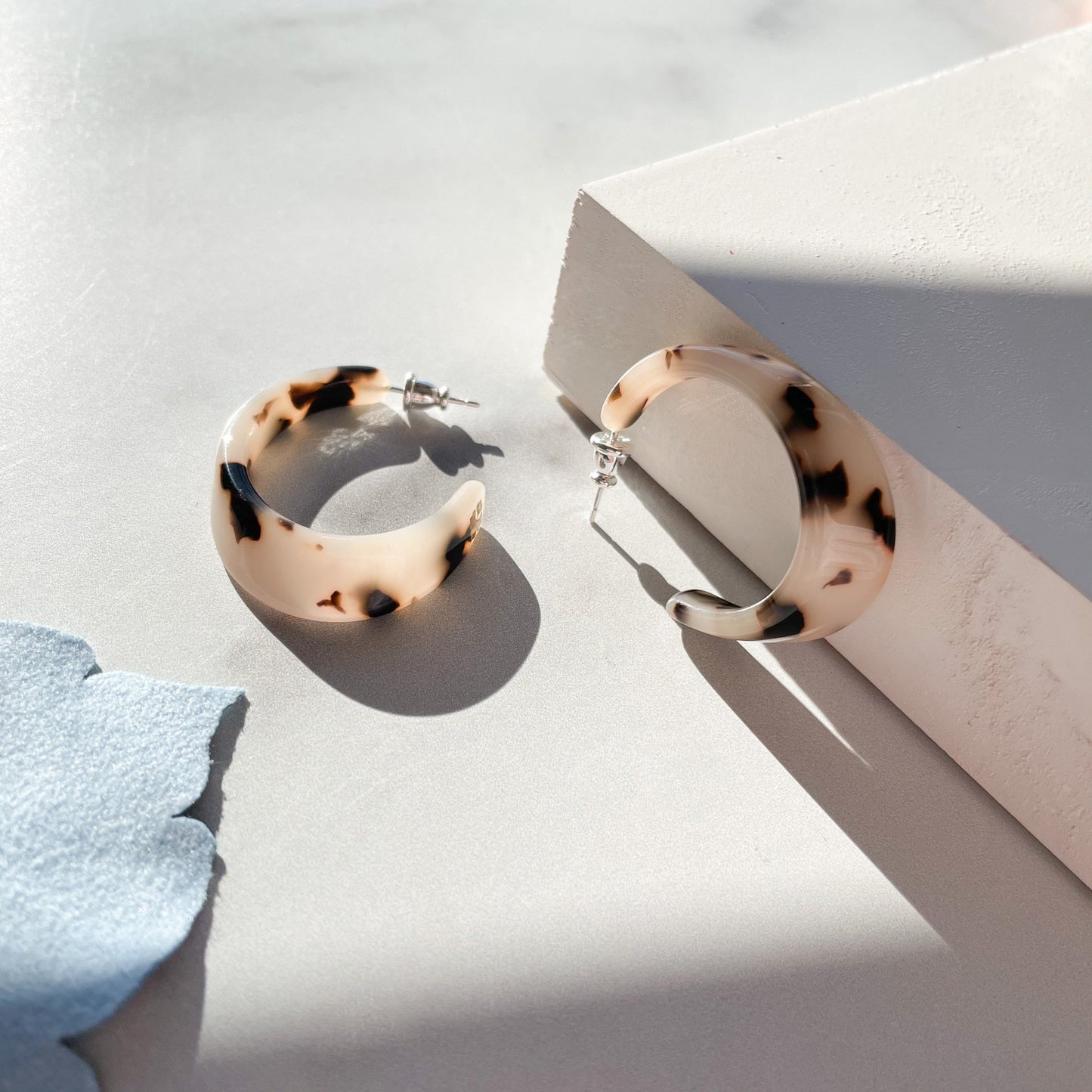 Illusion Hoops in Blonde Tortoise | Tortoise Shell Statement Oval Hoop Earrings Cellulose Acetate Leopard Print 925 Sterling Silver Posts